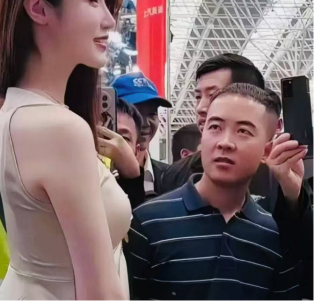 当她经过时，他色迷迷地盯着她看。