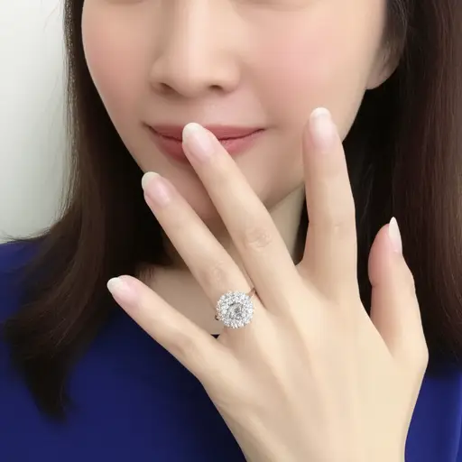 我妈妈戴着一枚漂亮的戒指。