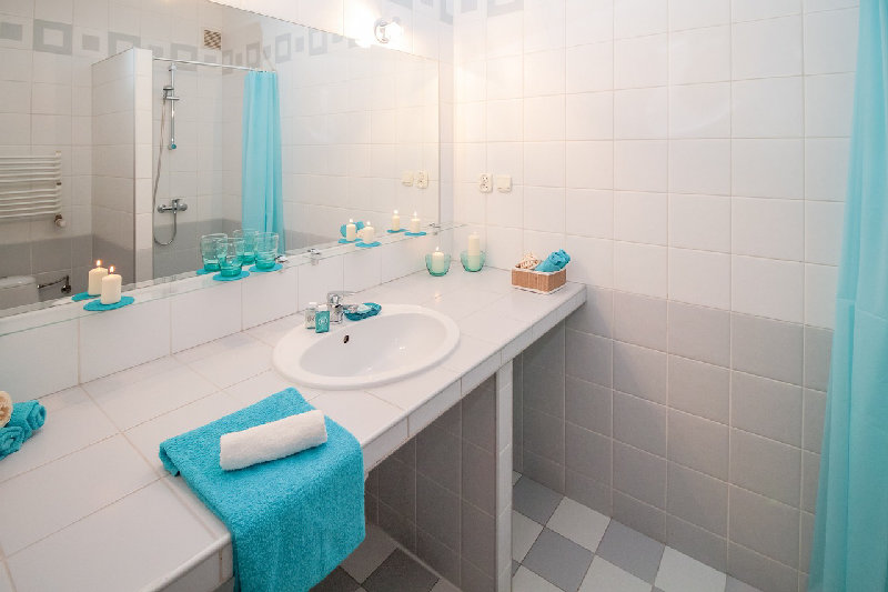 她每天早上都会在这面镜子前梳洗打扮。