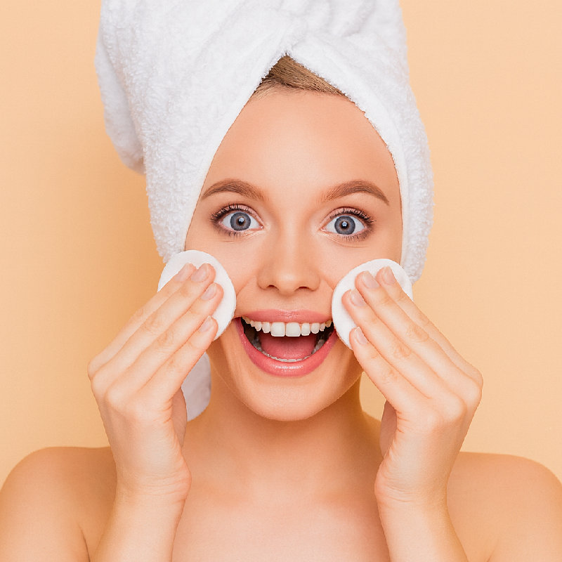 她使用了面部爽肤水来收缩毛孔。