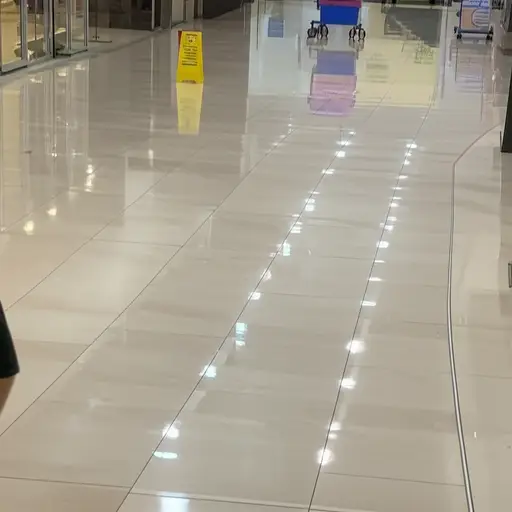 小心地板湿滑！