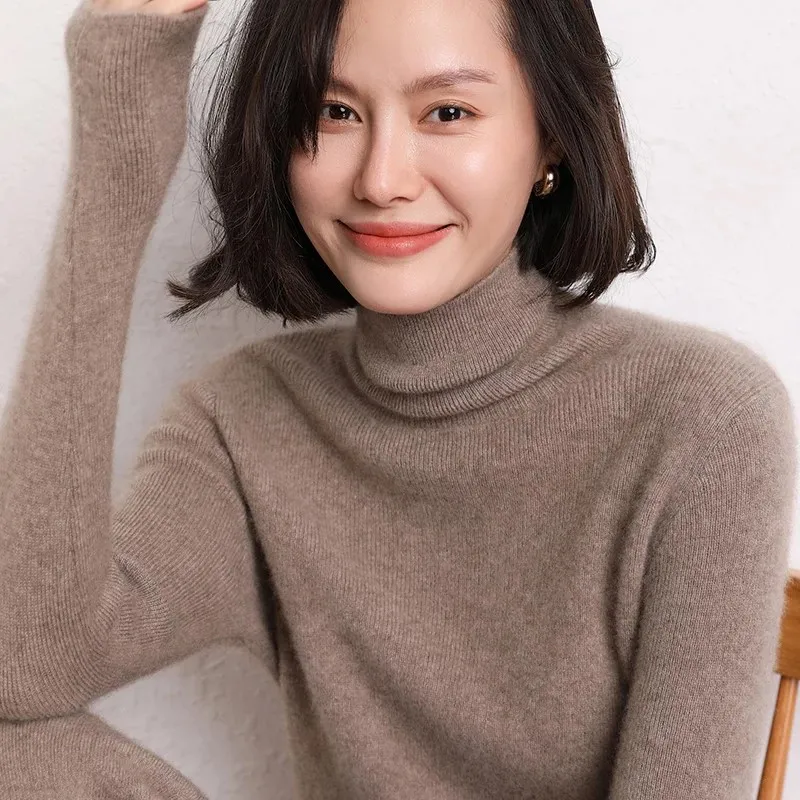 她穿了一件高领毛衣。