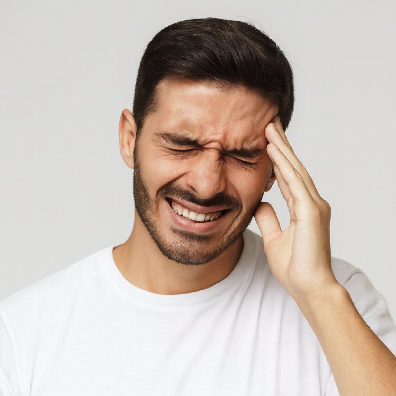 他的头一抽一跳地痛。